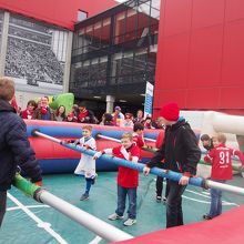 サッカー場前には子供の遊び場が