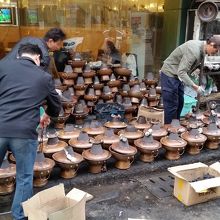 シャブシャブ専用の鍋（炉）の準備中。