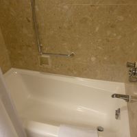 バスタブは浅めですが、足を伸ばせてくつろげます