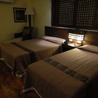 左のベッドの方が大きい。。。！