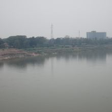 橋からタイ側を眺める