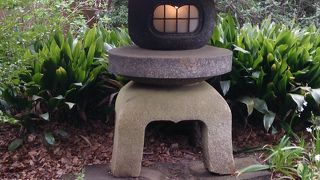 園内には適所に石灯籠があります