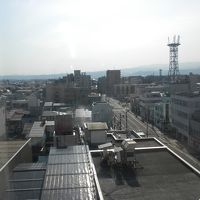 窓からの景色。駅からのメインロードの先が高田公園です。