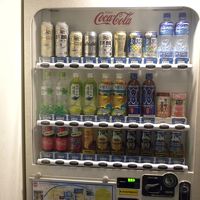 良心的な値段の自販機。水のボトルは備えられていません。