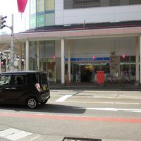 道を挟んで向かいにあるコンビニ