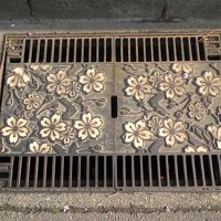 ホテル前の側溝の蓋も桜