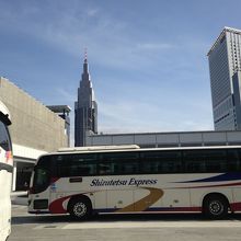高層ビルの谷間のターミナル