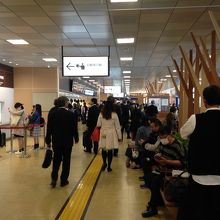 広く明るい待合室＆発券所