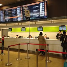 発券カウンターは各社予約システムに対応