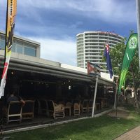 ホテルの下にはレストラン街が！たくさんありすぎて夜はクラブも