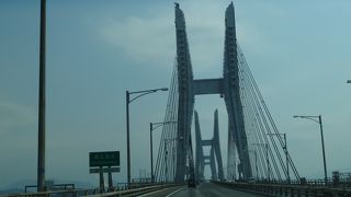 島々に架かる雄大な橋の連続が美しい