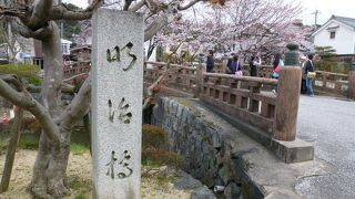 八幡堀に架かる橋は人気者！