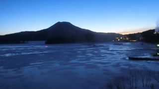 阿寒湖畔から雄大な雄阿寒岳を