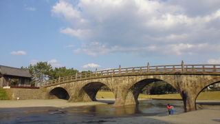 公園内の見事な橋