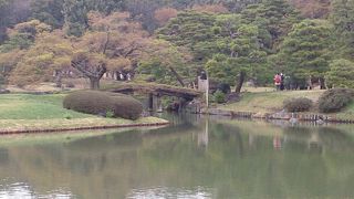 中の島に架かる橋