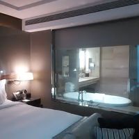 壁全面がガラス張りのビューバス