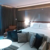 ベッドの足元にソファーがあります