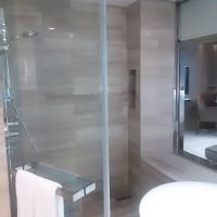 大きめのシャワーブース。レインシャワー付き