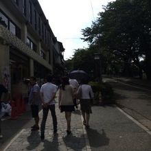 のんびり歩いて向かいます。