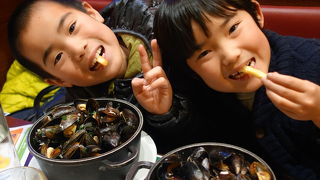 鍋いっぱいのムール貝