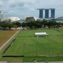 パダンの中央部。その向こうにはマリーナ・ベイ方向の街並みが。