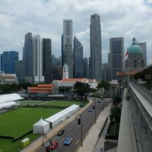 パダンの南側には、ラッフルズ・プレイス方向のビル群が。