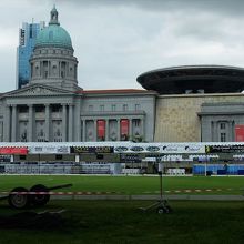 ナショナル・ギャラリー・シンガポール向かいから見たパダン。