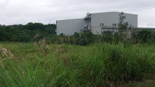 島内で見られる一番大きな工場建造物かと思います。