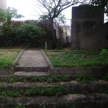 門の隙間から覗いた内部の様子