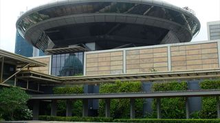 UFOを乗せたようなユニークな外観の最高裁判所。観光客でも内部見学が可能です。