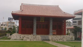 隣の公園にカエルさん遊具があります！