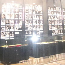 被害者の写真パネルがズラッと並んでいます