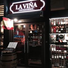 中はこじんまりしています。