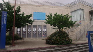 閉館時でも外壁沿いの色々な展示で学ぶことができます