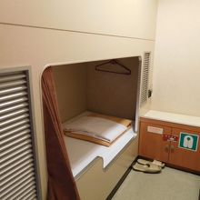 １便の２等洋室のベット。こちらは１階。反対側に２階があります