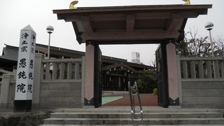 大きな通りに面しているのですぐにわかります