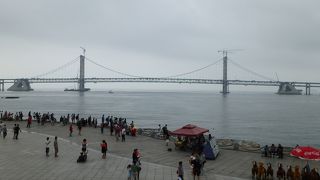 つり橋が見える大きな公園