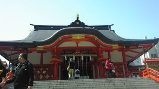 朱色の神社