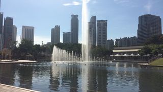 青空と緑と噴水と。