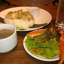 ランチのサラダにも豪快にカニの足一本が入っている