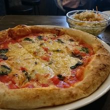 ふんわりモチモチの焼きたてピッツァ