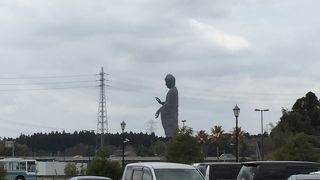 ガンダムの３倍の大きさの牛久大仏....で....でかい......確かに....でかい......。