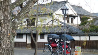 白壁造りの町並みに水郷が美しいです