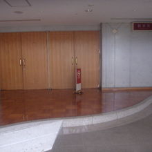 施錠された入口から見た内部の様子