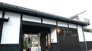 白壁や瓦屋根、倉敷格子が綺麗です