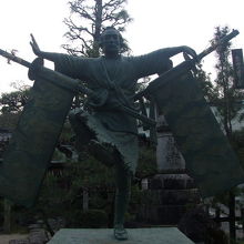 こんな銅像も！