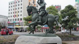 上田駅前に建っています