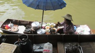 マーケット内の小船