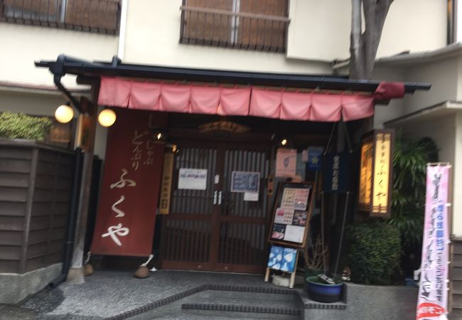 旅館を改装してます