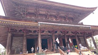 修験道の総本山、立派な建物は山の上からも良く見える、秘仏ご開帳は必見